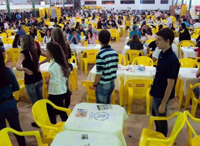 CARDÁPIOS VARIADOS NA EXPOVIL DÃO OPÇÕES A VISITANTES