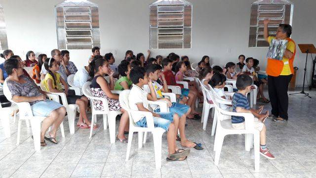 Em Vilhena, igreja evangélica usa brincadeiras e conselho bíblicos para retirar crianças das ruas