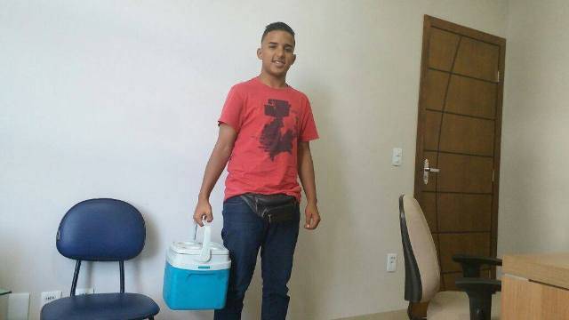 Adolescente vem de BH para vender pamonhas em Vilhena: “Não deixa rico, mas paga as contas”
