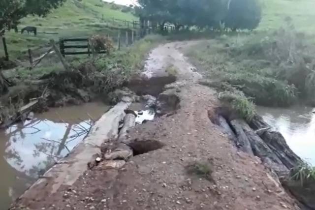 Em vídeo, moradora de Colorado denuncia descaso da prefeitura com estradas rurais