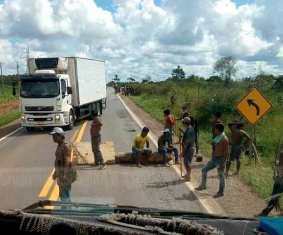 Grupo de indígenas bloqueia rodovia federal e cobra pedágio em cidade próxima a Vilhena