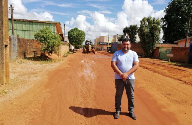 Prestes a deixar cargo junto com prefeita em Vilhena, secretário de Obras mantém trabalho e dá exemplo
