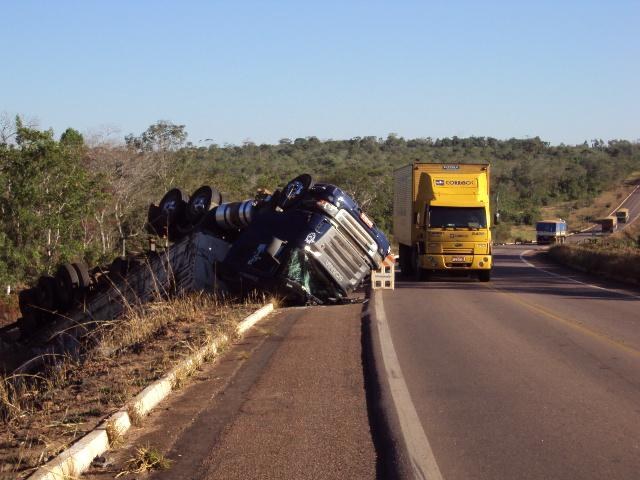 IMPRUDÊNCIA FAZ CARRETA TOMBAR NO MEIO DA SERRA; MOTORISTA SOBREVIVE