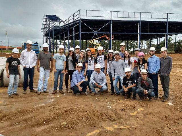 Em aulas práticas, alunos de Engenharia visitam estrutura de construção da Havan em Vilhena 