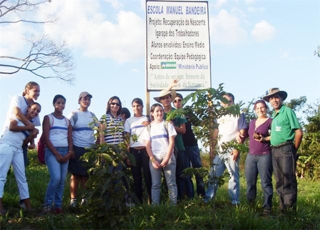 ALUNOS PARTICIPAM DA RECUPERAÇÃO DE IGARAPÉ EM COLORADO DO OESTE