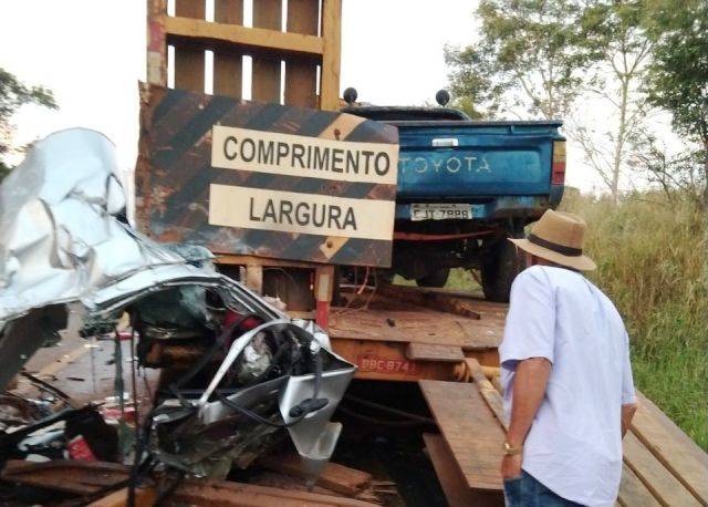Choque entre picape e caminhão-prancha na BR 364 mata vilhenense na hora e deixa marido dela ferido