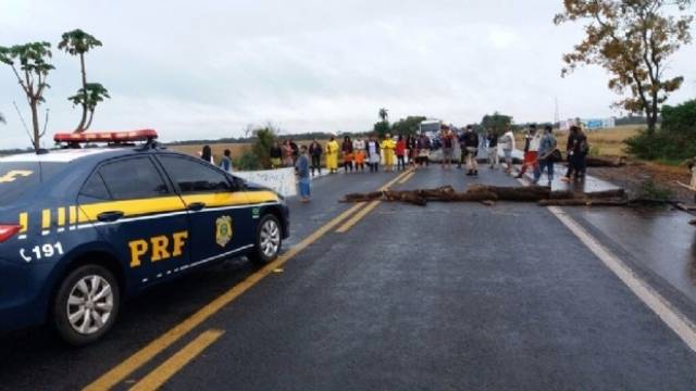 Justiça mandar desbloquear BR 364, mas índios ameaçam agentes da PRF em trecho da rodovia a 110 km de Vilhena