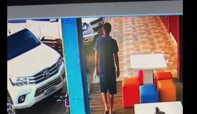 Assista vídeo: câmera flagra rapaz furtando objetos dentro de caminhonete em Vilhena