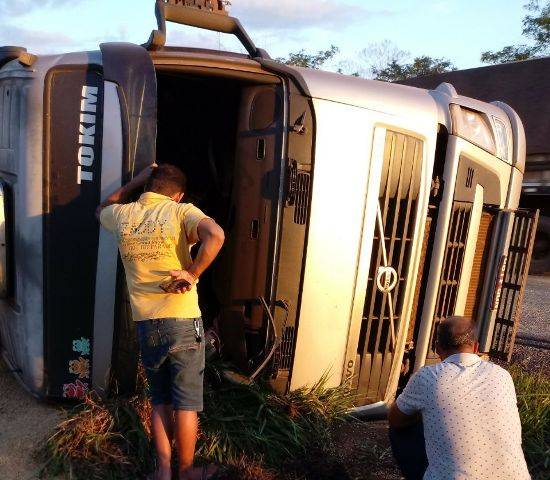 Caminhoneiro de Cacoal fica prensado embaixo de cabine e morre na BR 364, próximo a Vilhena