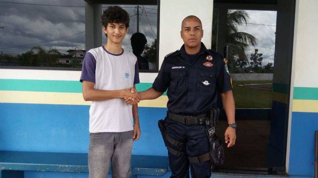 Honestidade: em Colorado do Oeste, estudante encontra carteira com R$ 500 dentro e entrega para a polícia