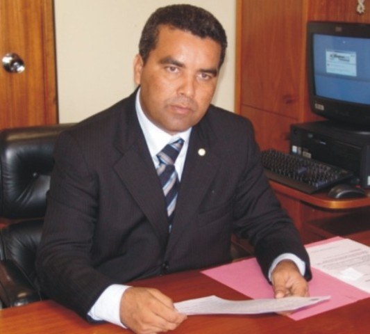 POR CAUSA DE FOTOGRAFIA EM DOCUMENTO, DEPUTADO VIRA “GARÇONETE”