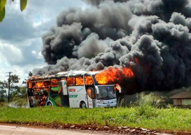 VEJA VÍDEO: ônibus da Eucatur que vinha para o Cone Sul com 40 passageiros pega fogo na BR 364