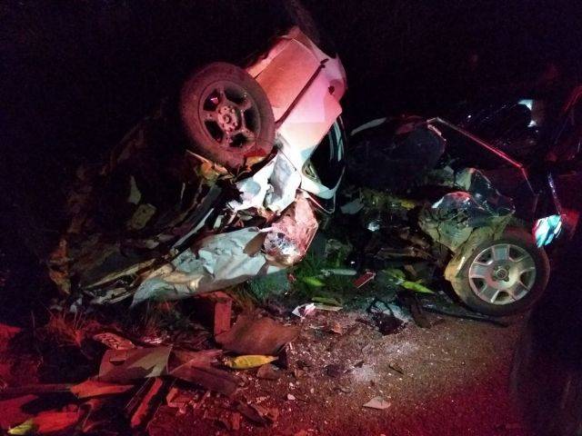 Colisão frontal entre dois carros deixa três mortos na BR 364, em Vilhena; 4 menores e um adulto ficaram feridos