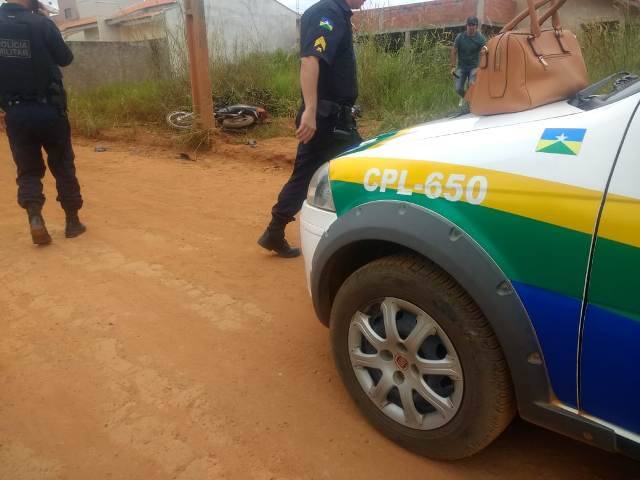 Vilhena: universitária acerta poste com moto e é socorrida por Bombeiros com suspeita de traumatismo