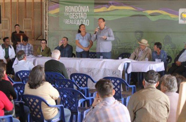 Governador inaugura, em Cerejeiras, agroindústria que abate 200 frangos por dia e busca expansão