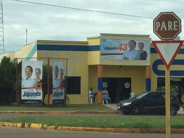 Vilhena: coligação de Rosani denuncia e juiz manda retirar placas irregulares do comitê de Japonês
