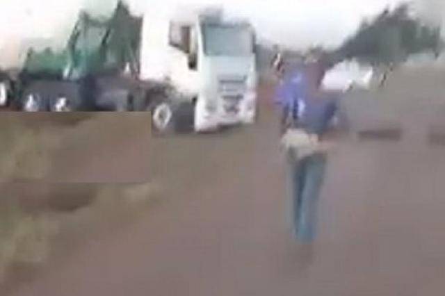 VEJA VÍDEO: Em cidade de Rondônia, homem tenta matar caminhoneiros com motosserra para acabar com greve