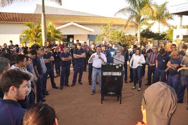 Vilhena: Eduardo Japonês e Maria José recebem apoio de gerência e trabalhadores da Gazin em grande reunião
