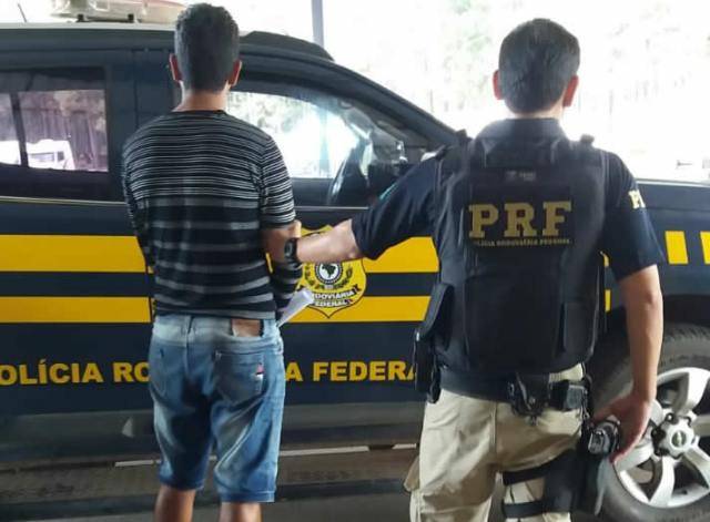 Em Vilhena, agentes da PRF prendem dois homens que eram considerados foragidos da justiça