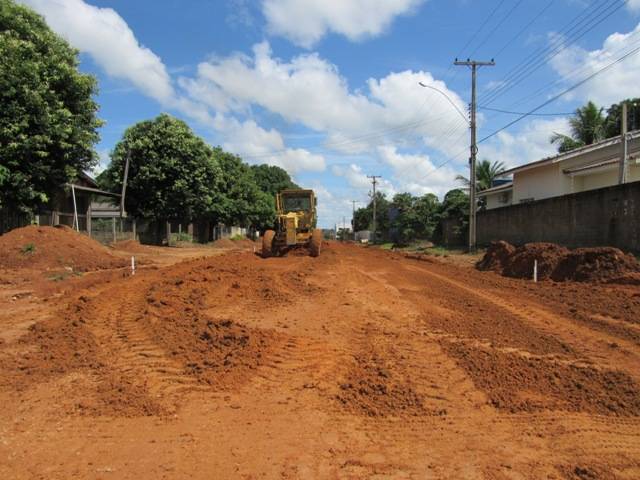 Com convênios e recursos próprios, prefeitura começa pavimentação de ruas em Cerejeiras