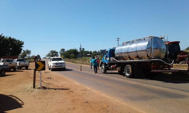 Em Cerejeiras, caminhoneiros aderem a greve e impedem até caminhões de cerveja de entrar na cidade