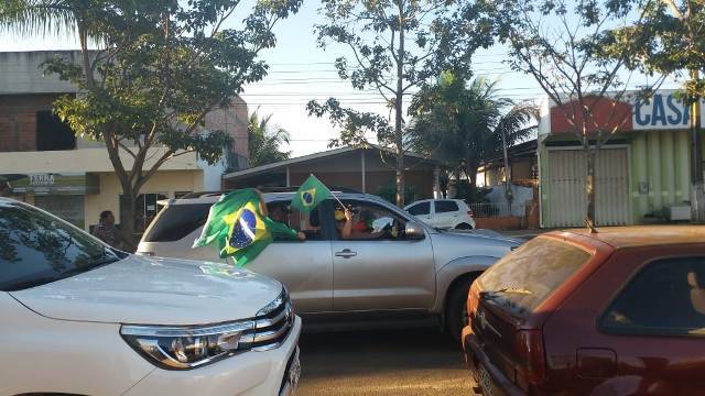 Com pedidos de “intervenção militar”, centenas de vilhenense fazem carreata em apoio a caminhoneiros em greve