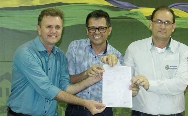 Goebel entrega nota de empenho na ordem de R$ 1,8 milhão para asfalto e tubos Armcos em Colorado do Oeste