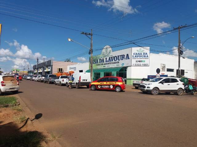 Sob escolta da Polícia Federal, combustível chega em Vilhena e centenas lotam posto para abastecer