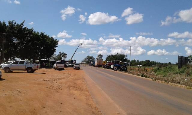 Sem concordar com propostas do governo, caminhoneiros mantêm bloqueio em BR na entrada de Cerejeiras