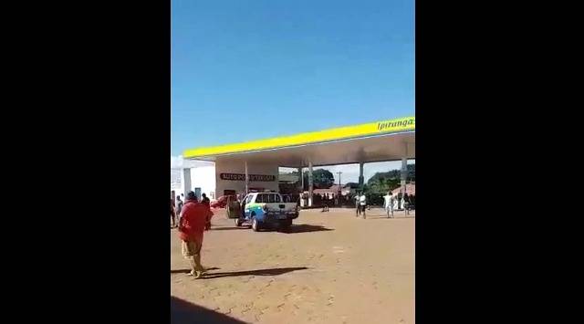 Veja vídeo: casal tenta colocar fogo em posto de combustível e é detido pela polícia em Cerejeiras