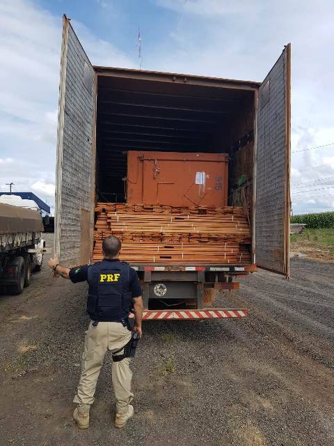 Caminhão com madeira irregular é apreendido pela Polícia Rodoviária Federal em vilhena