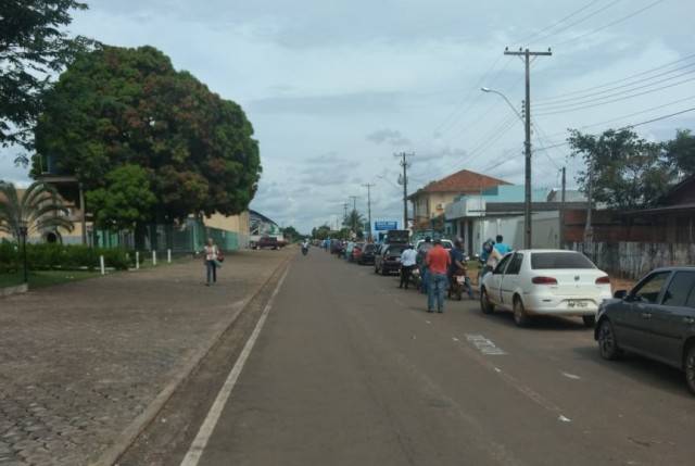 Com medo de nova greve, motoristas esperam em filas para abastecer no final de semana em Cerejeiras