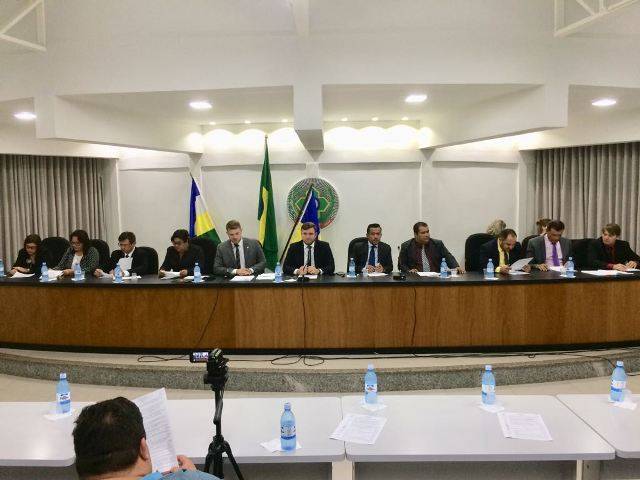 Viagem de vereador impede Câmara de votar lei antinepotismo em Vilhena; prefeito interino pede cedência de irmão
