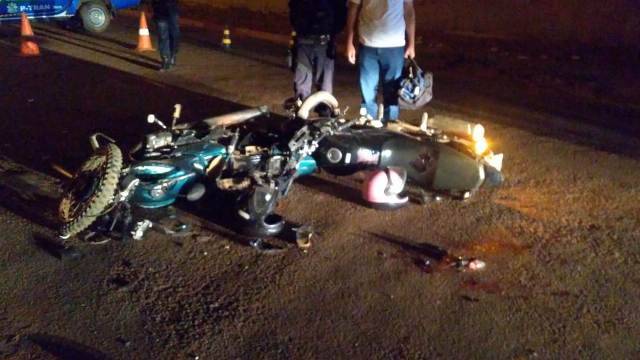 Choque entre motos deixa mulher com fratura exposta e casal em estado grave; motorista de picape fugiu