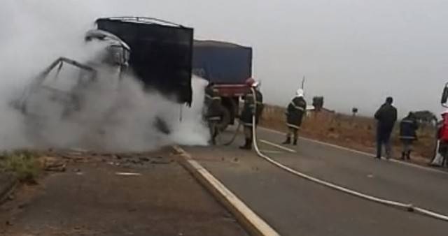 Caminhoneiro de Rondônia morre carbonizado após choque entre carretas em rodovia no Mato Grosso