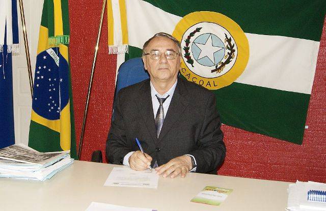 Padre petista que foi prefeito em cidade de RO tem passaporte apreendido e é considerado foragido