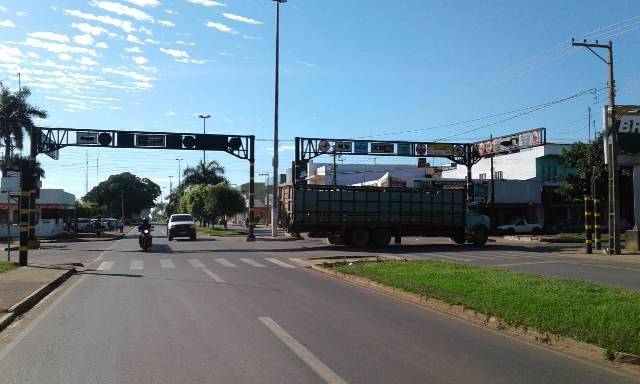 Placa do único semáforo de Cerejeiras está queimada há um mês; conserto vai custar R$ 20 mil