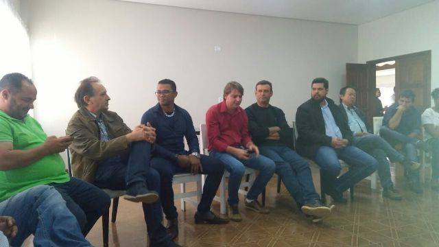 Fotografia de prefeito eleito com opositores rende especulações; vereador nega acordo em Vilhena