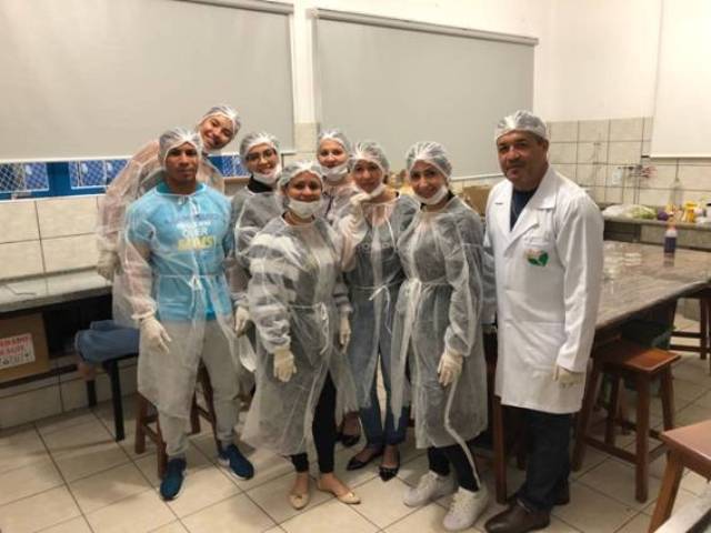 Alunos do curso de Nutrição do Claretiano, em Vilhena, participam de aulas práticas