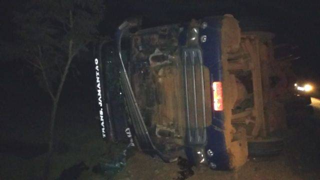 Desnível em acostamento faz de carreta de empresa vilhenense tombar na BR-364, em Pimenta Bueno