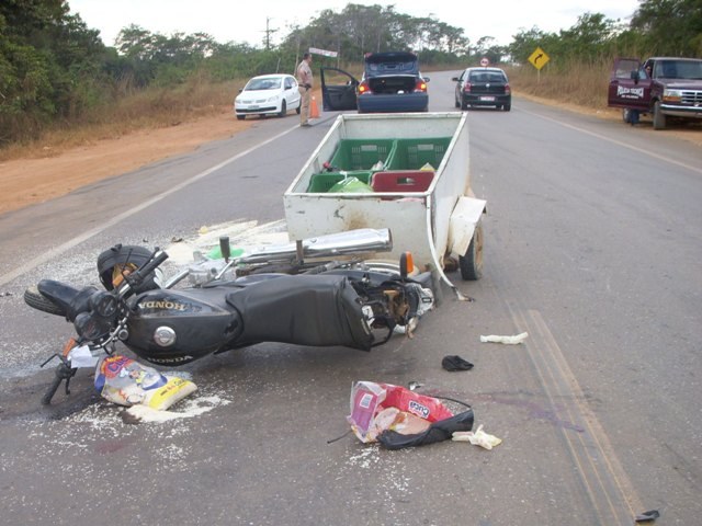 CHOQUE ENTRE CARRETA E MOTO DEIXA DOIS FERIDOS A 5 KM DE VILHENA
