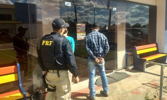 Vilhena: em fiscalização na saída da cidade, agentes da PRF prendem casal transportando quase 5 kg de cocaína
