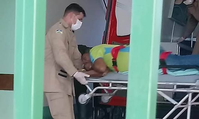 Homens em moto atacam servidor municipal a tiros em Vilhena; vítima é levada por Bombeiros a hospital