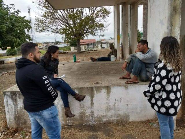 Profissionais entrevistam moradores de rua em Colorado do Oeste e preparam projeto de inclusão social