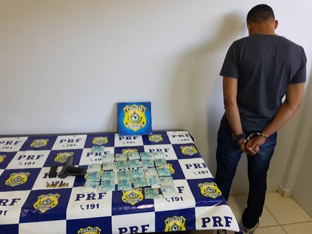 Com sete mandados de prisão, homem que aterrorizou Ariquemes é preso com arma e dinheiro pela PRF em Vilhena