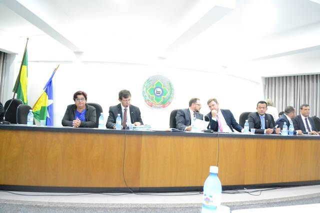 Vereadores aprovam requerimento cobrando do prefeito explicações sobre mamógrafo quebrado em hospital