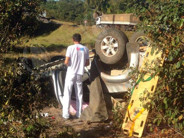 Vilhena: caminhão bate na traseira de picape, que capota na BR 364; passageira sofre afundamento de crânio