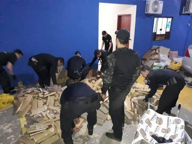 Agentes da Polícia Federal prendem dois homens transportando 695 quilos de maconha em Vilhena