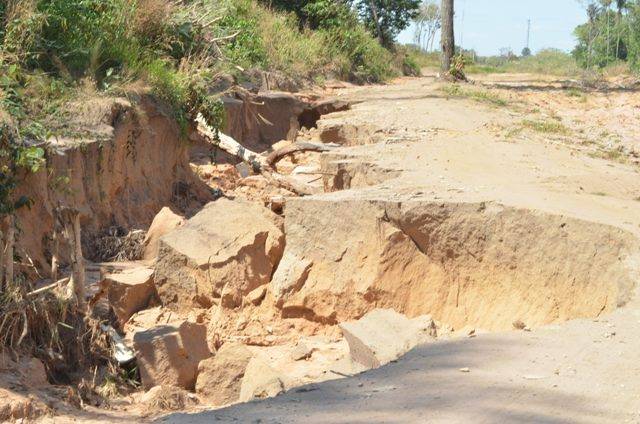 Empresário mostra início de cratera surgindo em Vilhena e faz alerta para que prefeitura evite novo transtorno