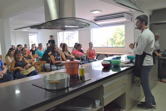 Workshop ministrado por chef vilhenense estimula merendeiras a reinventar cardápio escolar na rede pública